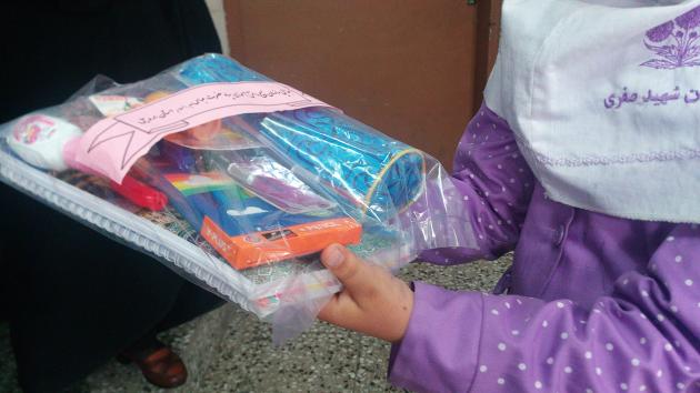 توزیع ۱۶۰۰ بسته نوشت افزاز و لباس مدرسه در بین دانش آموزان کنگان