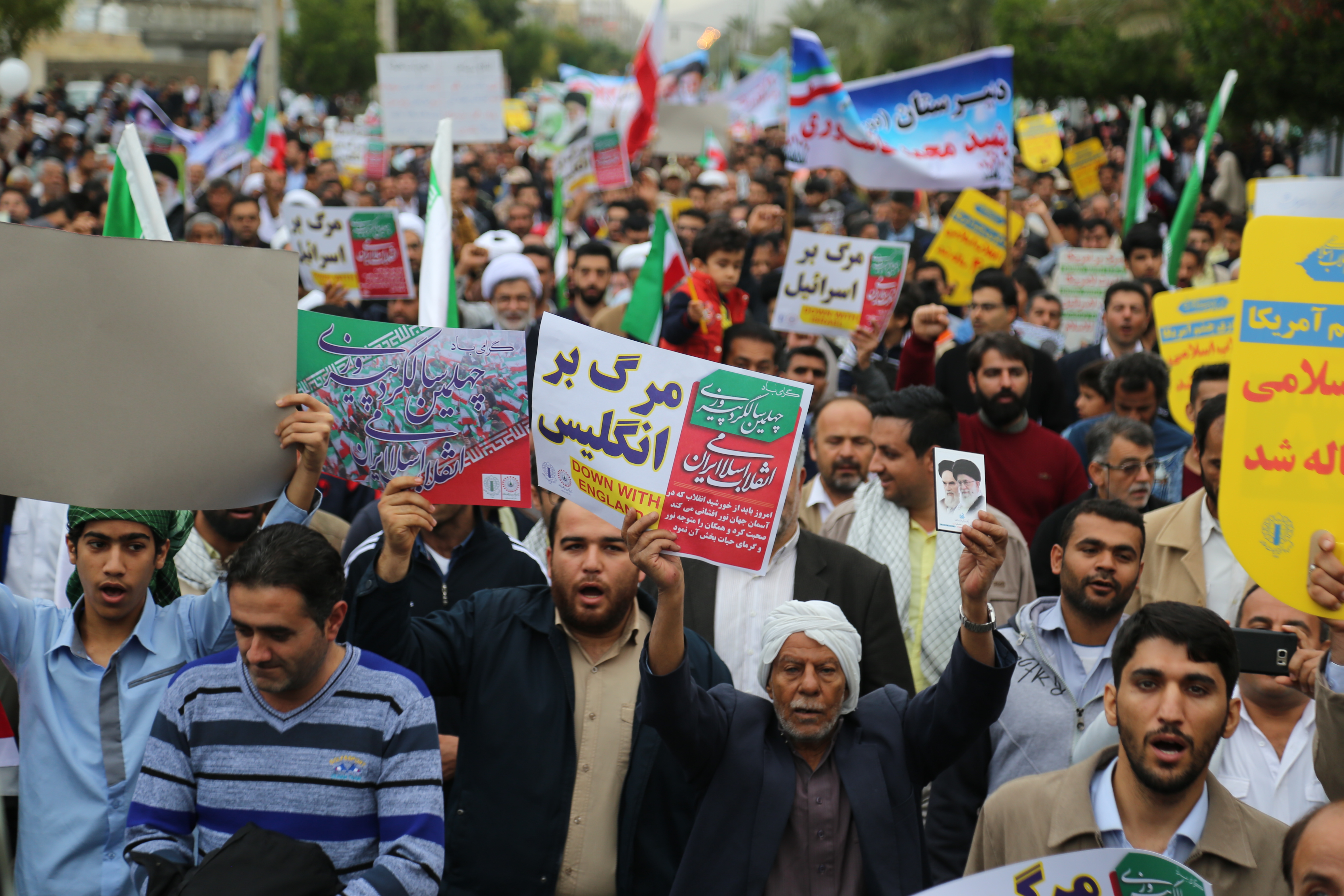 حضور با شکوه مردم انقلابی کنگان در راهپیمایی ۲۲ بهمن + تصاویر
